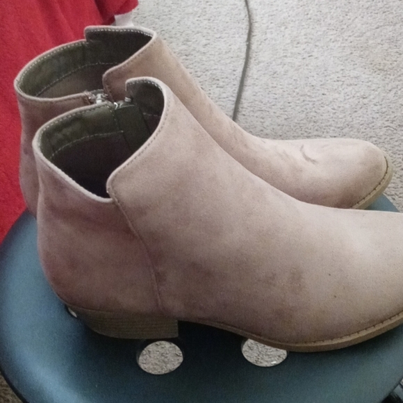 - Women boots size 8.5 - Picture 3 of 7